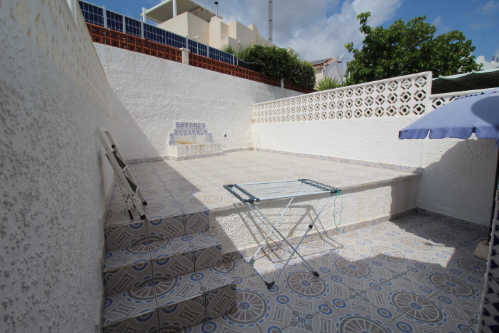 Bungalow en Las Filipinas – Villamartín con orientación sur y solárium privado