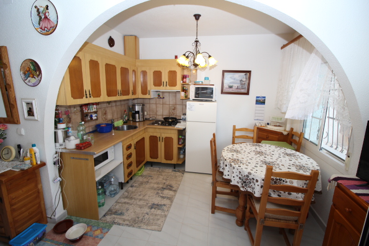 Bungalow en Las Filipinas – Villamartín con orientación sur y solárium privado