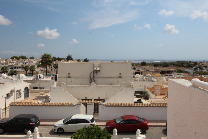 Bungalow en Las Filipinas – Villamartín con orientación sur y solárium privado