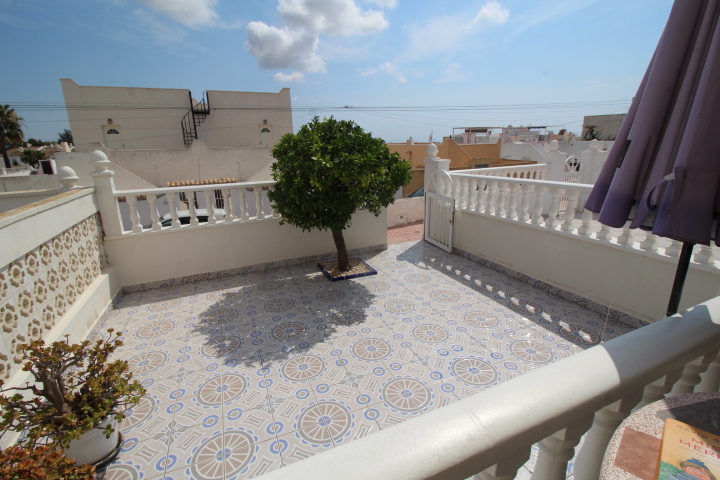 Bungalow en Las Filipinas – Villamartín con orientación sur y solárium privado