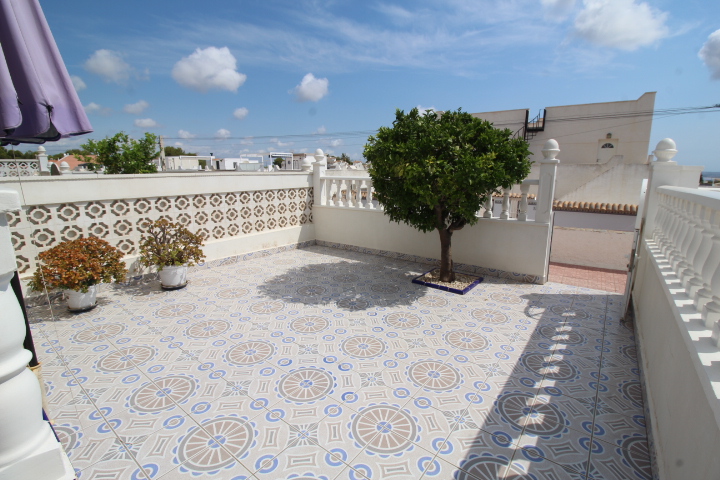 Bungalow en Las Filipinas – Villamartín con orientación sur y solárium privado