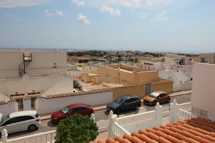 Bungalow en Las Filipinas – Villamartín con orientación sur y solárium privado