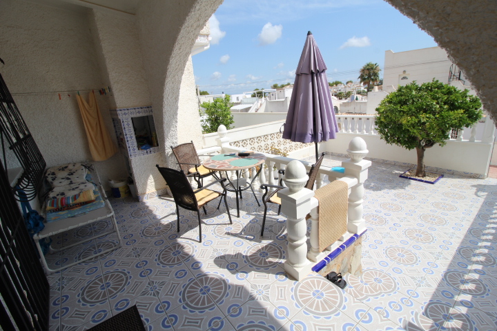Bungalow en Las Filipinas – Villamartín con orientación sur y solárium privado