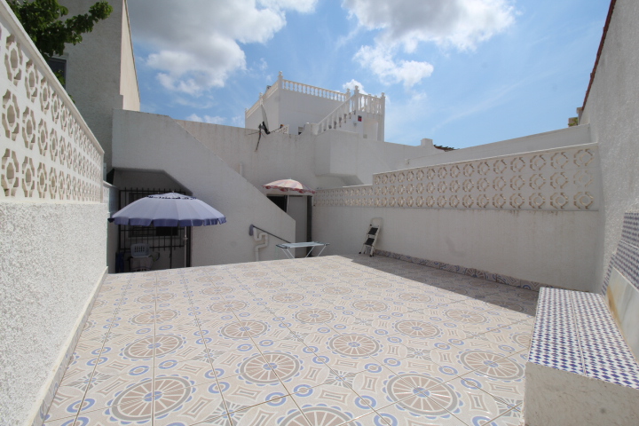 Bungalow en Las Filipinas – Villamartín con orientación sur y solárium privado