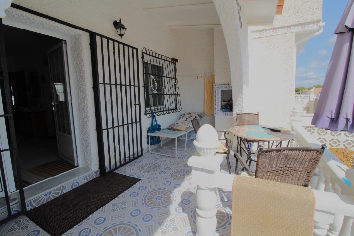 Bungalow en Las Filipinas – Villamartín con orientación sur y solárium privado
