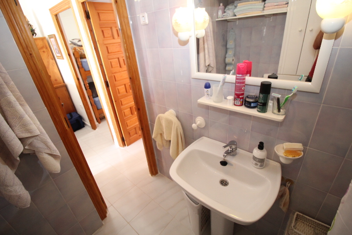 Bungalow en Las Filipinas – Villamartín con orientación sur y solárium privado