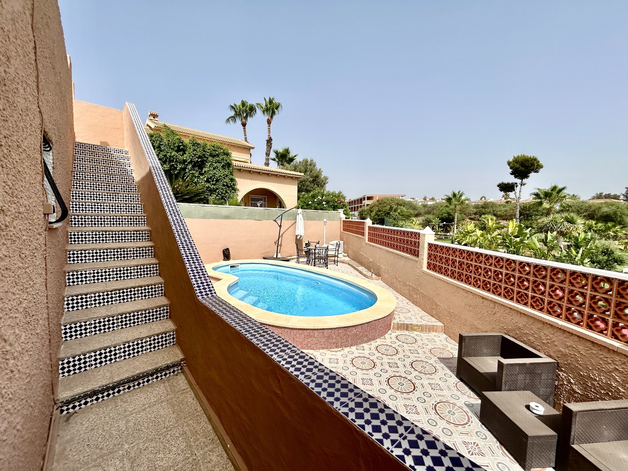 Bungalow esquina de 2 dormitorios en venta en Villamartín