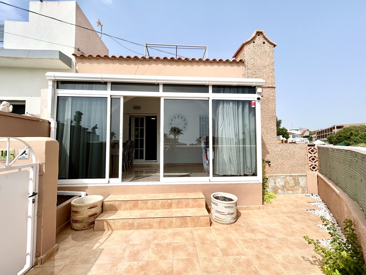 Bungalow esquina de 2 dormitorios en venta en Villamartín