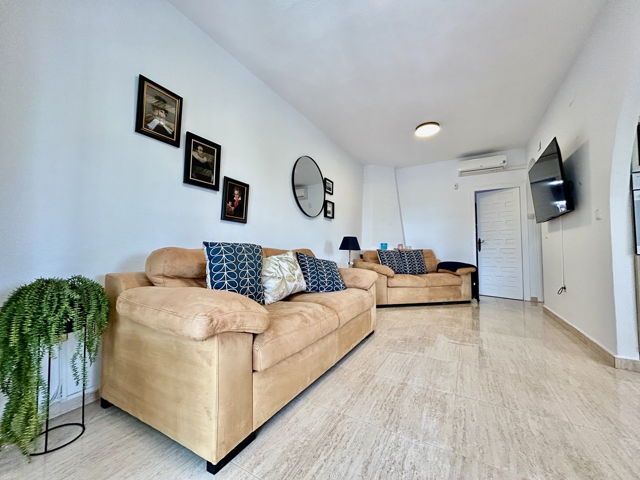 Bungalow esquina de 2 dormitorios en venta en Villamartín