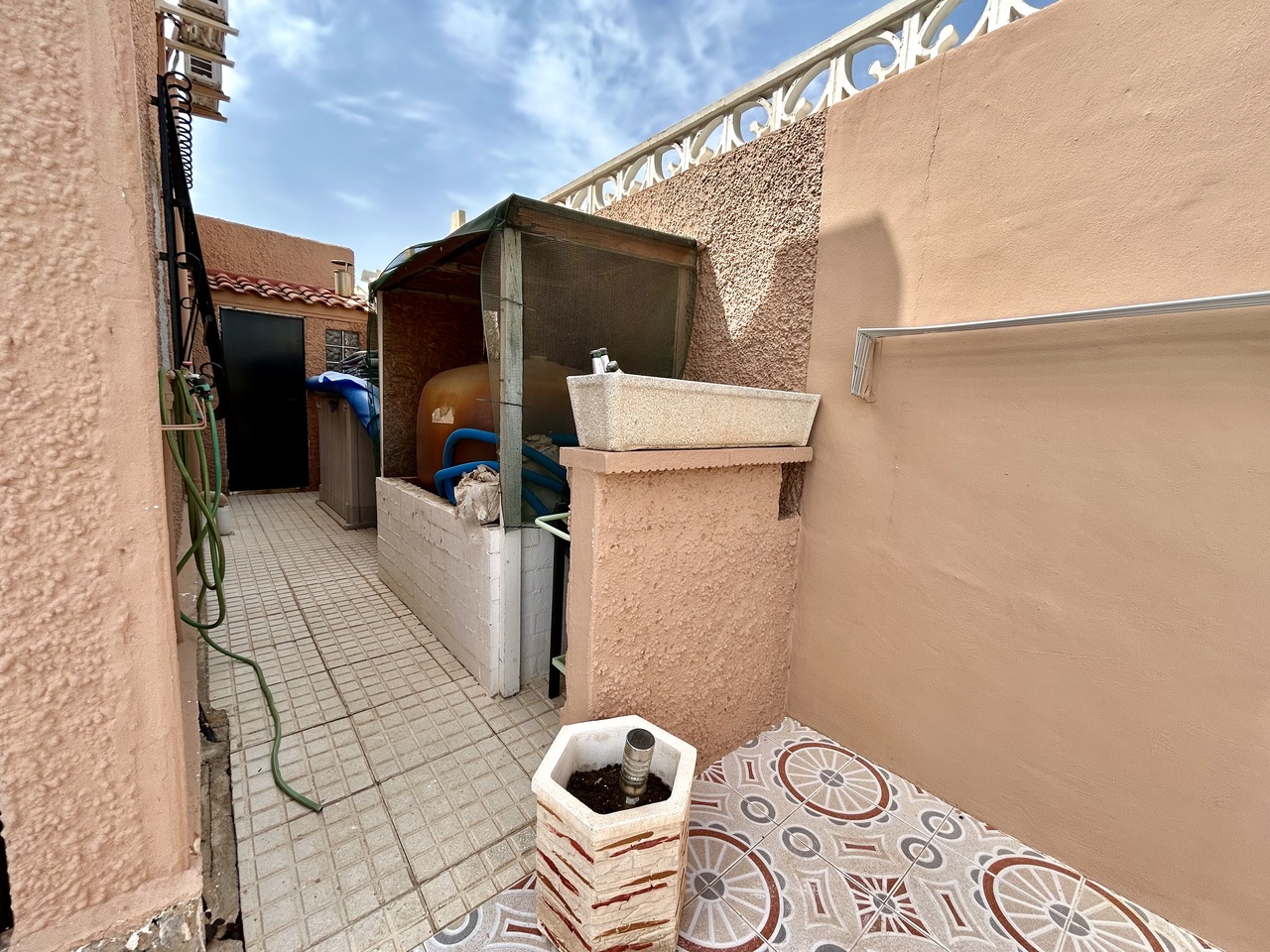 Bungalow esquina de 2 dormitorios en venta en Villamartín