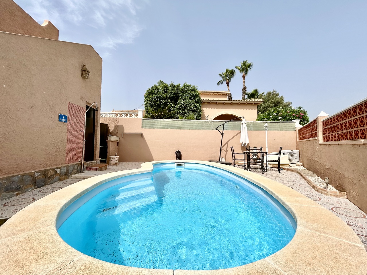 Bungalow esquina de 2 dormitorios en venta en Villamartín