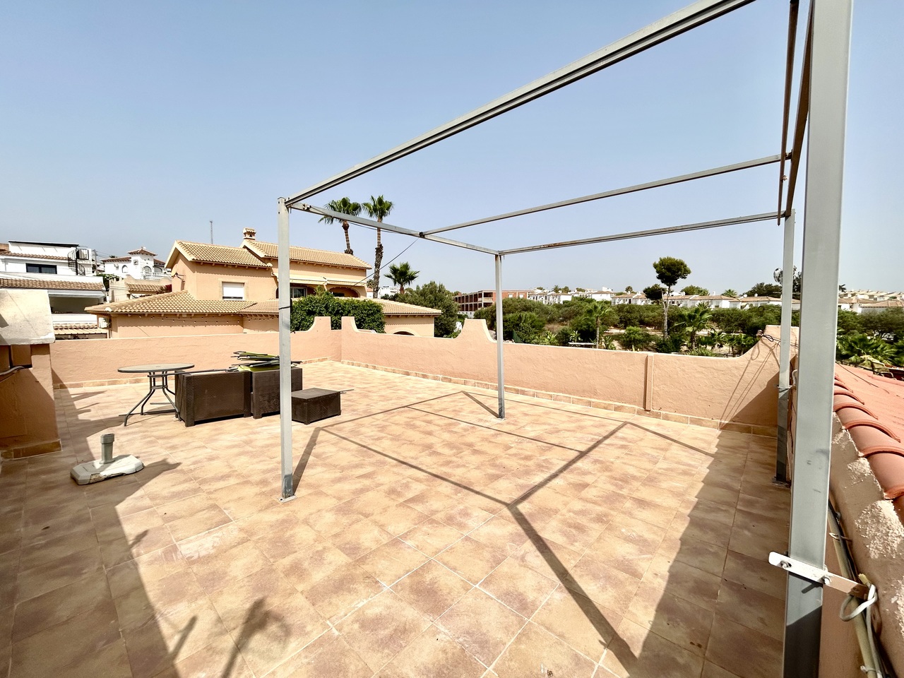 Bungalow esquina de 2 dormitorios en venta en Villamartín
