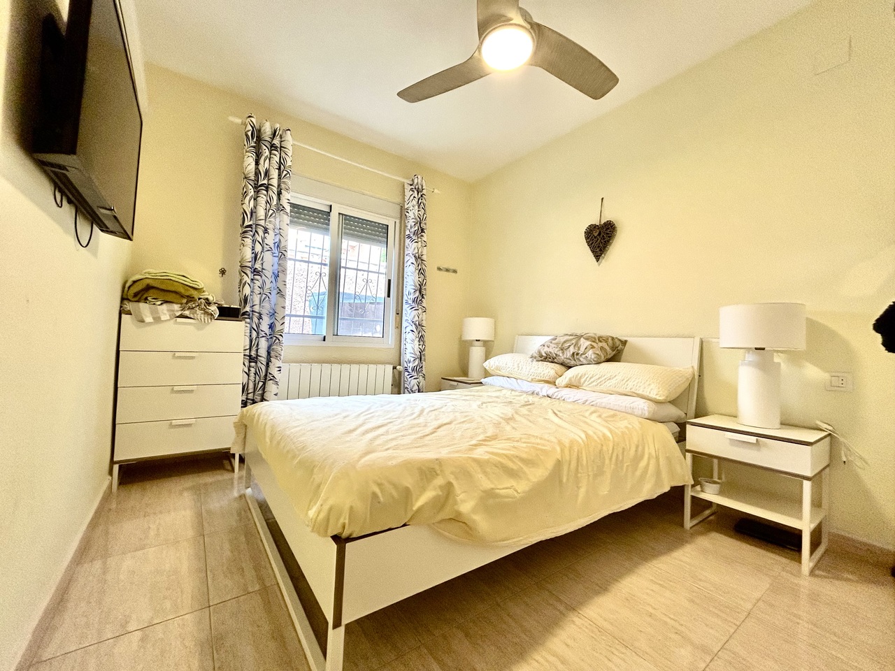 Bungalow esquina de 2 dormitorios en venta en Villamartín
