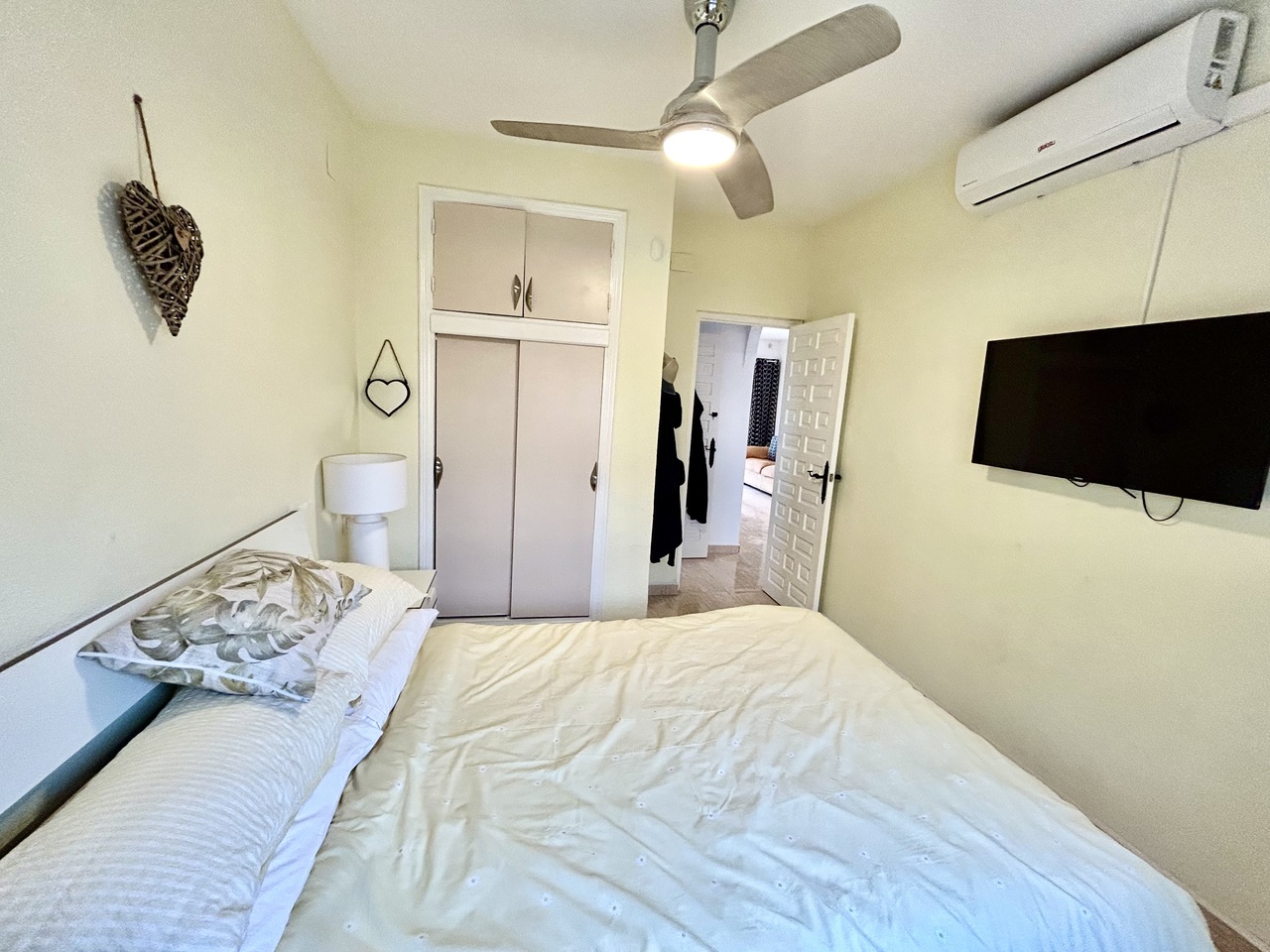 Bungalow esquina de 2 dormitorios en venta en Villamartín