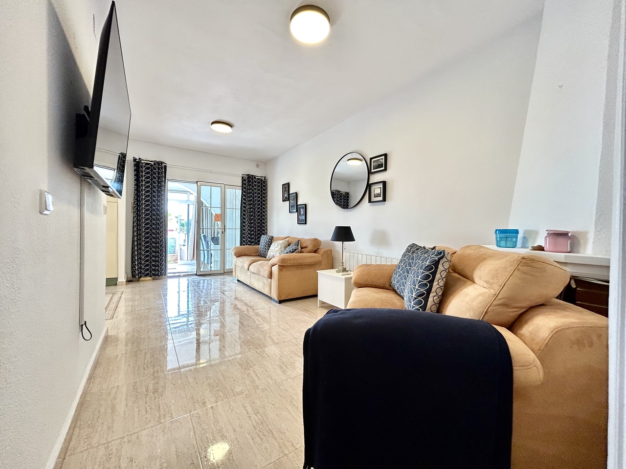 Bungalow esquina de 2 dormitorios en venta en Villamartín
