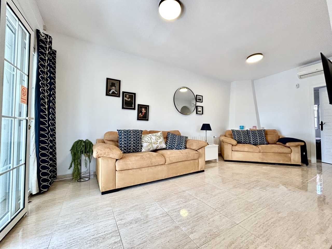 Bungalow esquina de 2 dormitorios en venta en Villamartín
