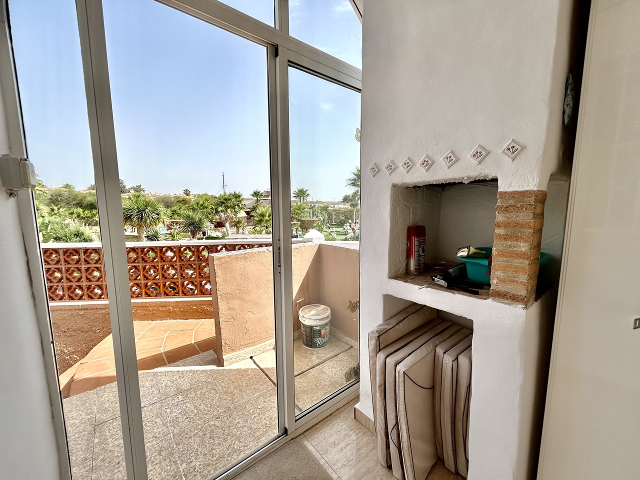 Bungalow esquina de 2 dormitorios en venta en Villamartín