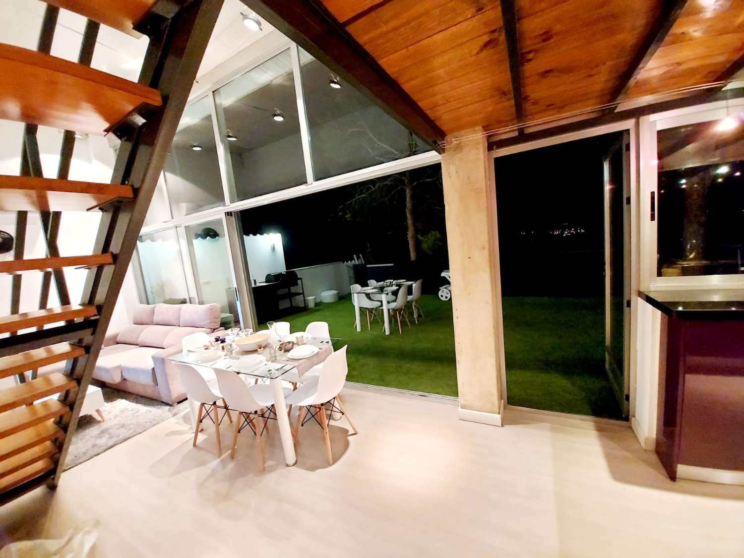 Chalet independiente con gran parcela, piscina privada y 4 habitaciones en Urbanización Vistabella