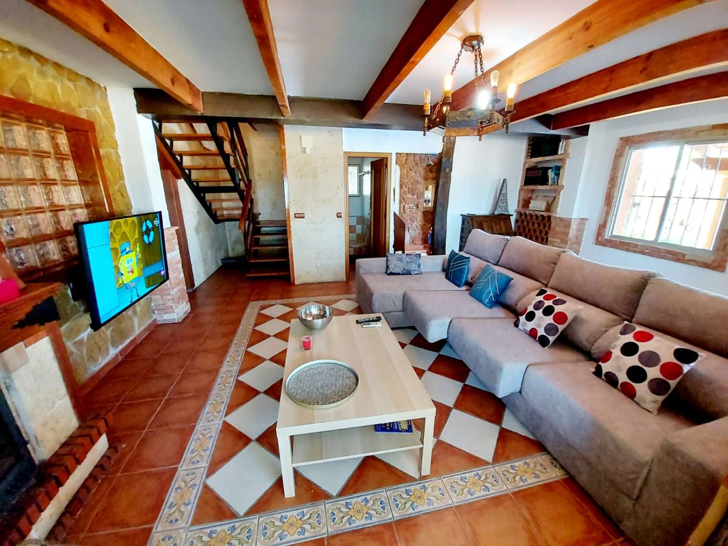Chalet independiente con gran parcela, piscina privada y 4 habitaciones en Urbanización Vistabella
