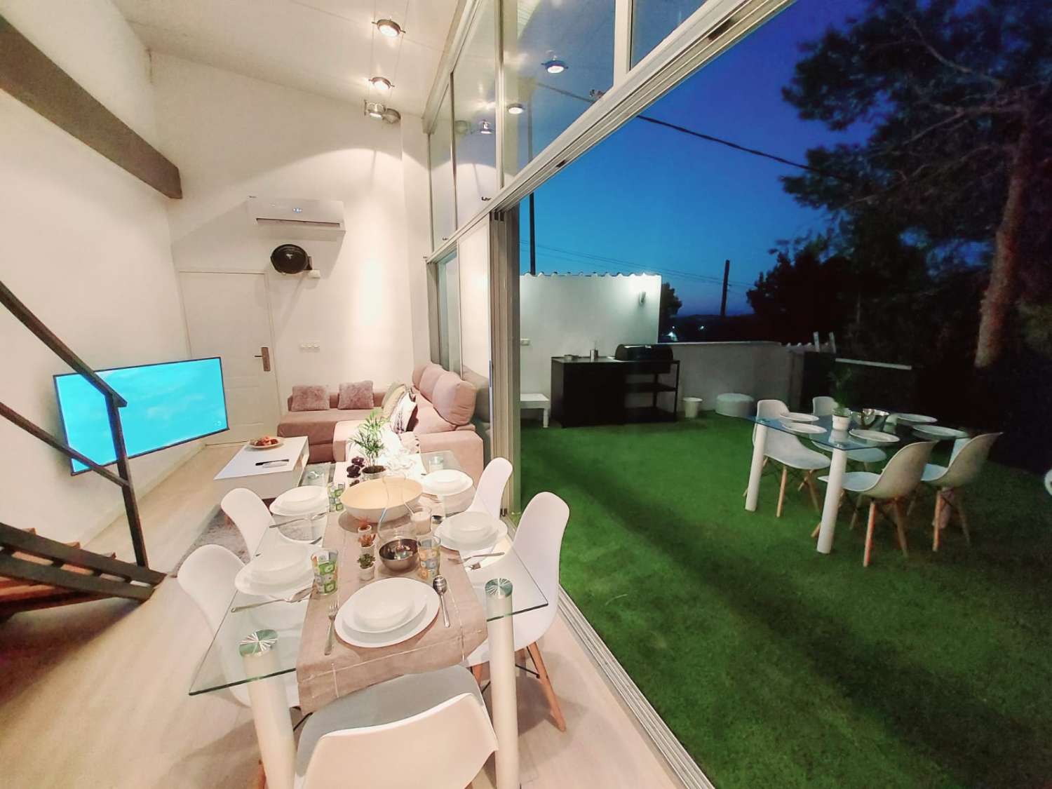 Chalet independiente con gran parcela, piscina privada y 4 habitaciones en Urbanización Vistabella