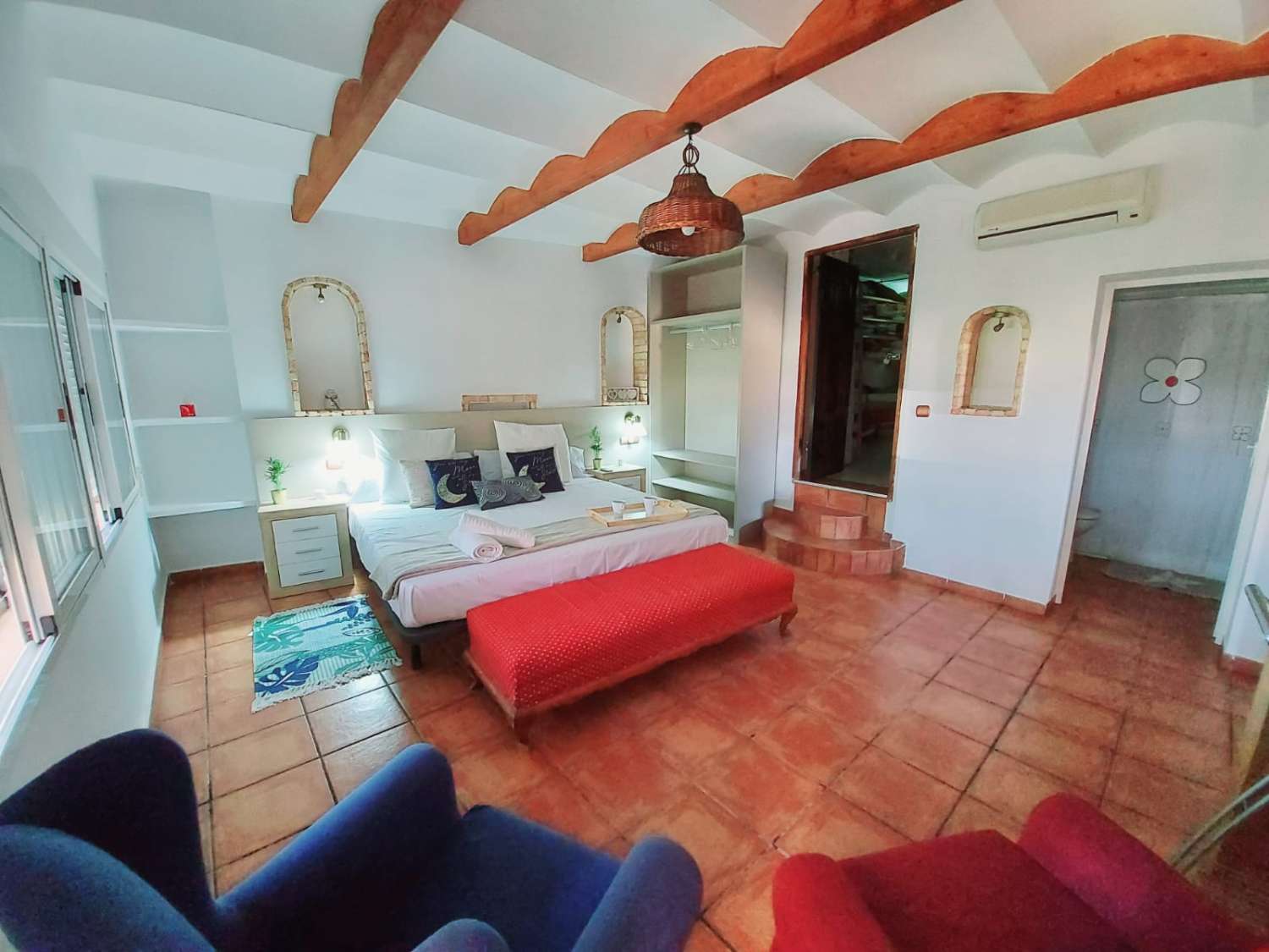 Chalet independiente con gran parcela, piscina privada y 4 habitaciones en Urbanización Vistabella