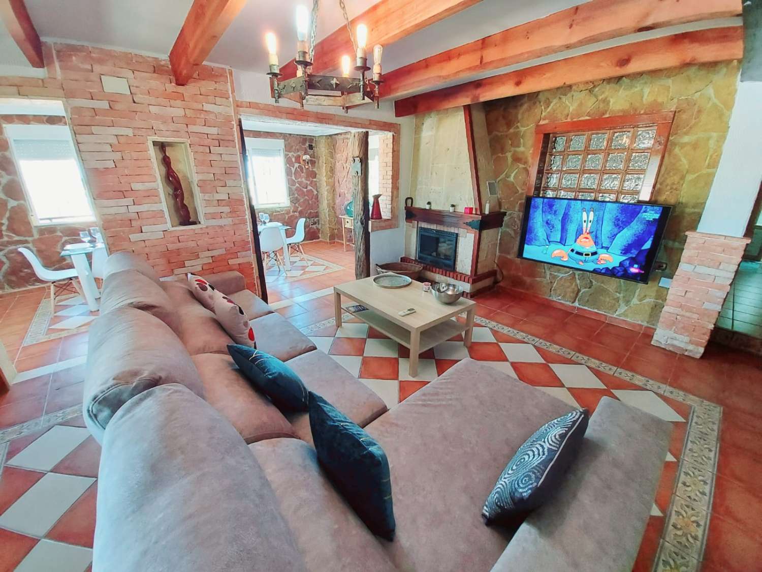 Chalet independiente con gran parcela, piscina privada y 4 habitaciones en Urbanización Vistabella