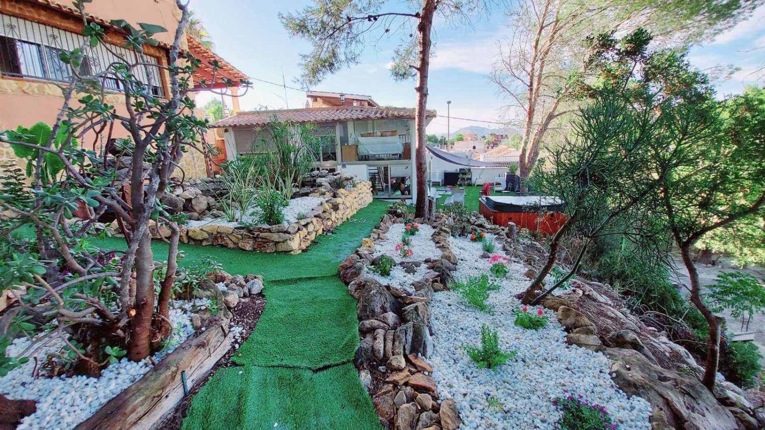 Chalet independiente con gran parcela, piscina privada y 4 habitaciones en Urbanización Vistabella