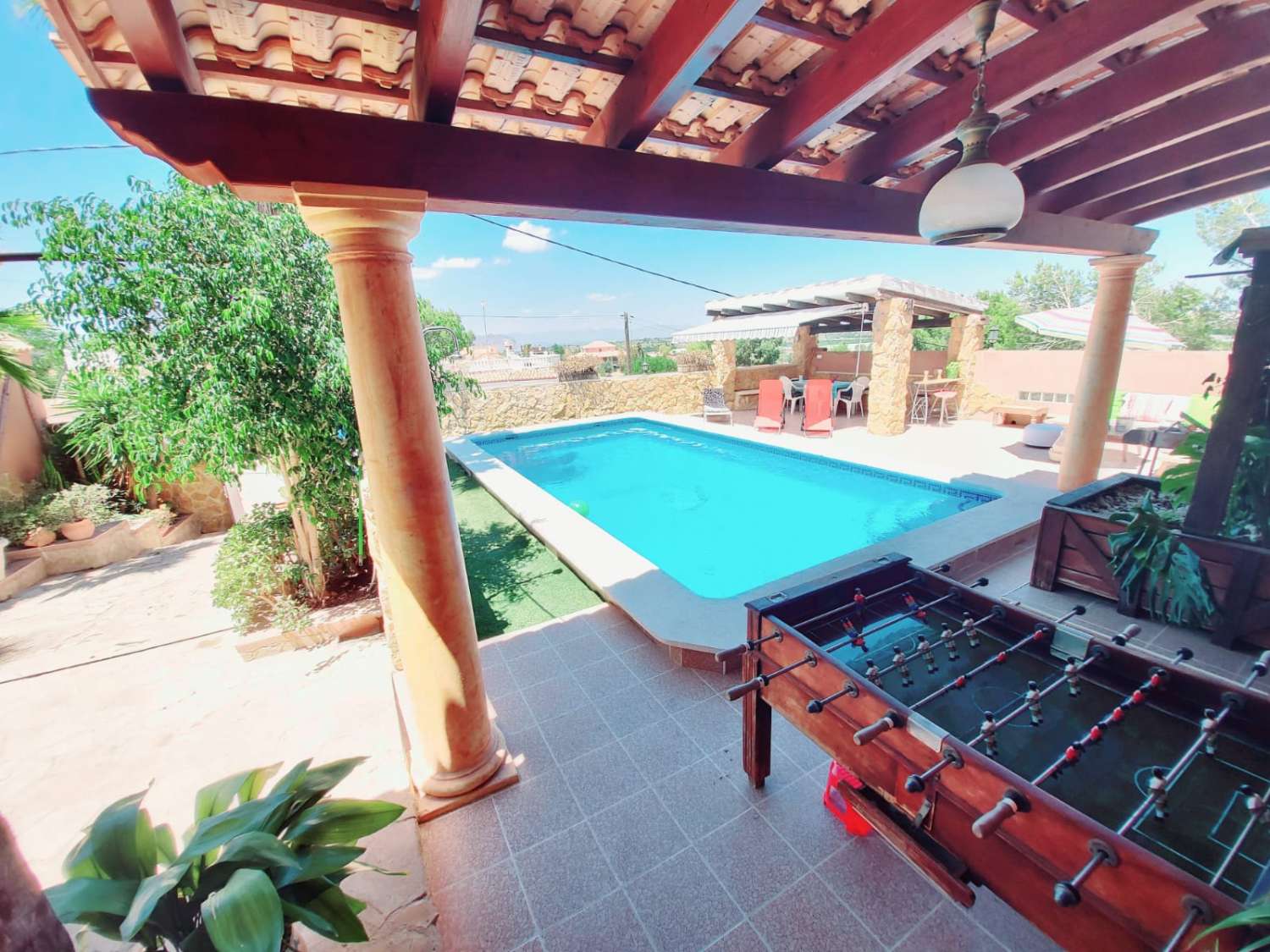 Chalet independiente con gran parcela, piscina privada y 4 habitaciones en Urbanización Vistabella