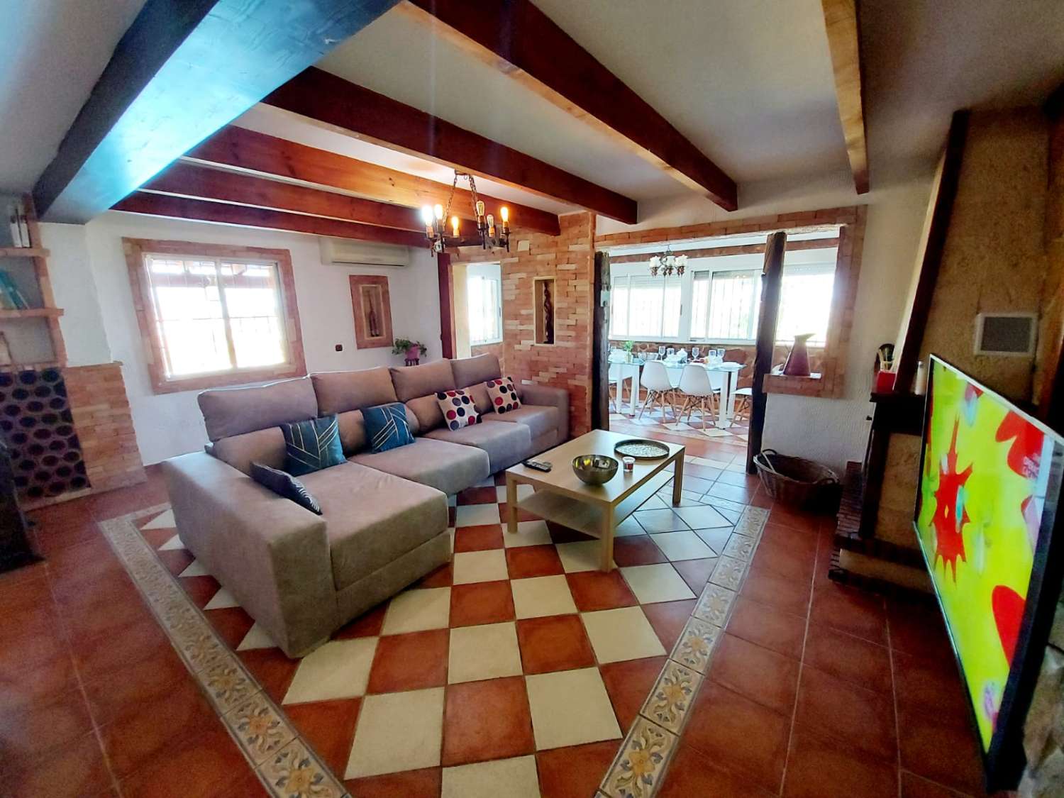 Chalet independiente con gran parcela, piscina privada y 4 habitaciones en Urbanización Vistabella
