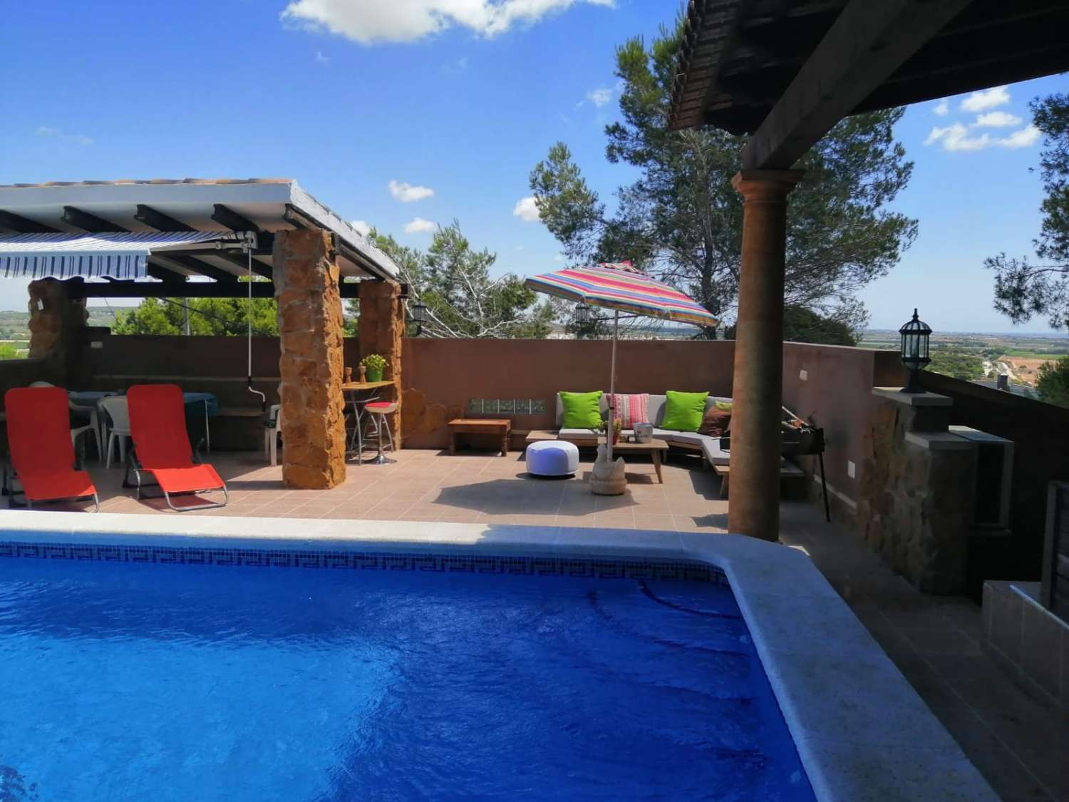 Chalet independiente con gran parcela, piscina privada y 4 habitaciones en Urbanización Vistabella