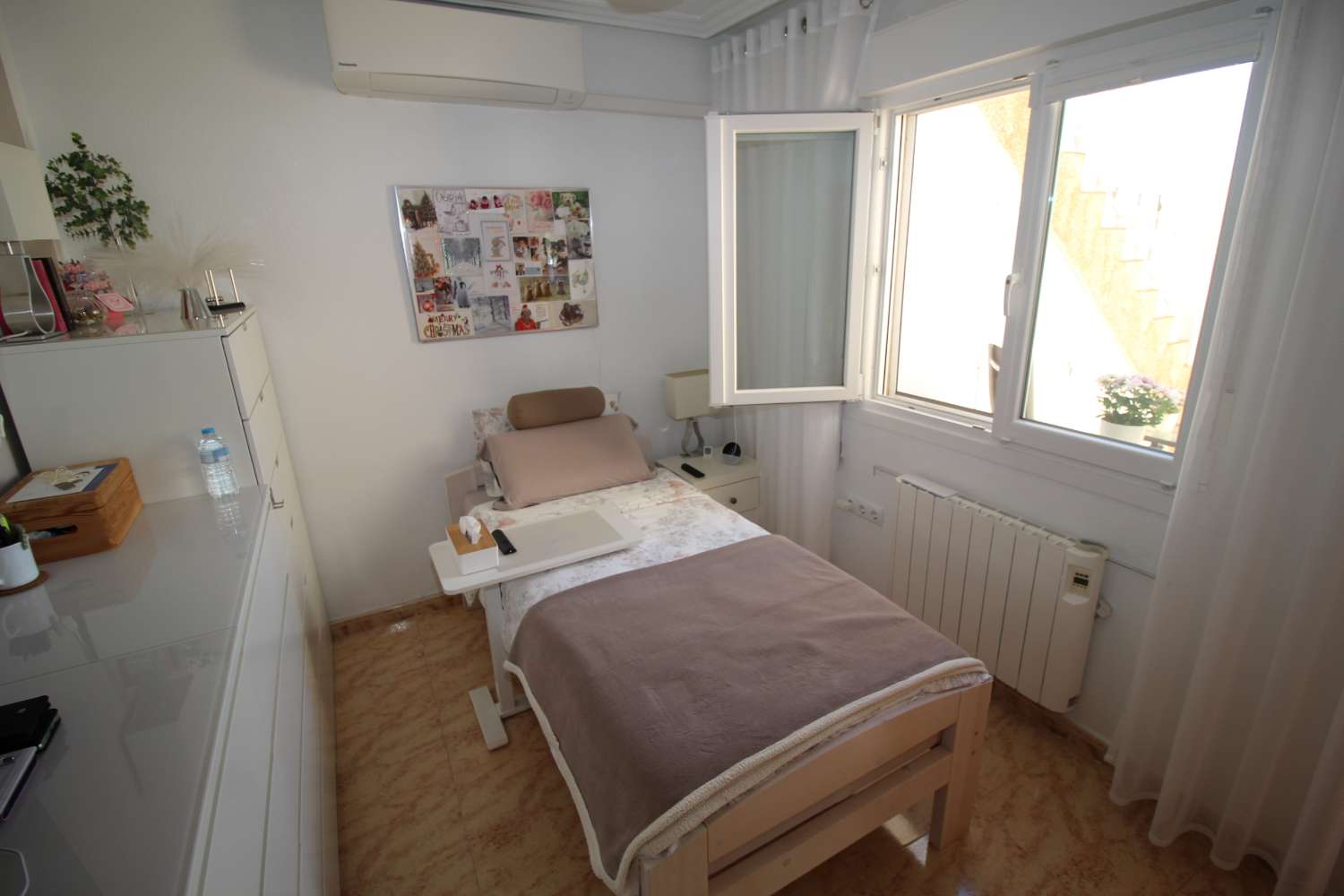 Quad-style bungalow with garden, terraces, swimming pool and sea views in Villamartín
