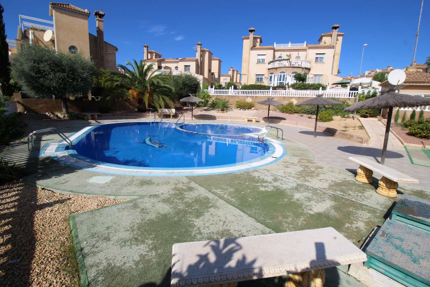 Quad-style bungalow with garden, terraces, swimming pool and sea views in Villamartín