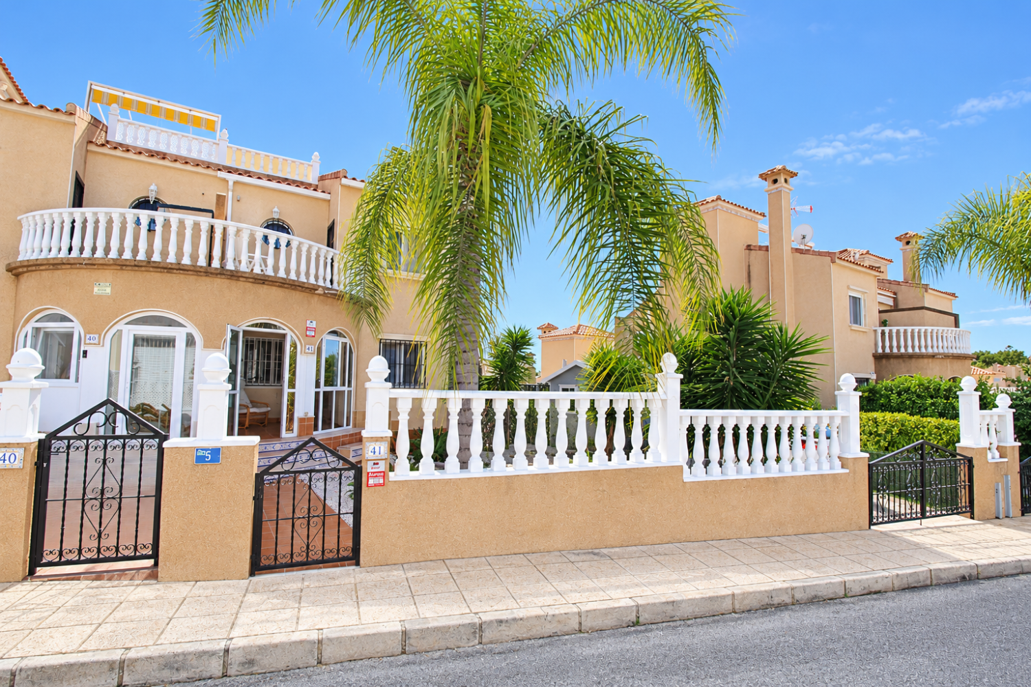 Quad-style bungalow with garden, terraces, swimming pool and sea views in Villamartín