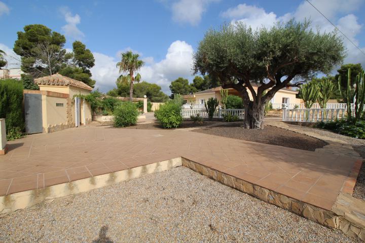 Gran chalet de una sola planta en Villamartín/ Oihuela Costa