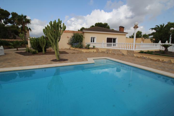 Gran chalet de una sola planta en Villamartín/ Oihuela Costa