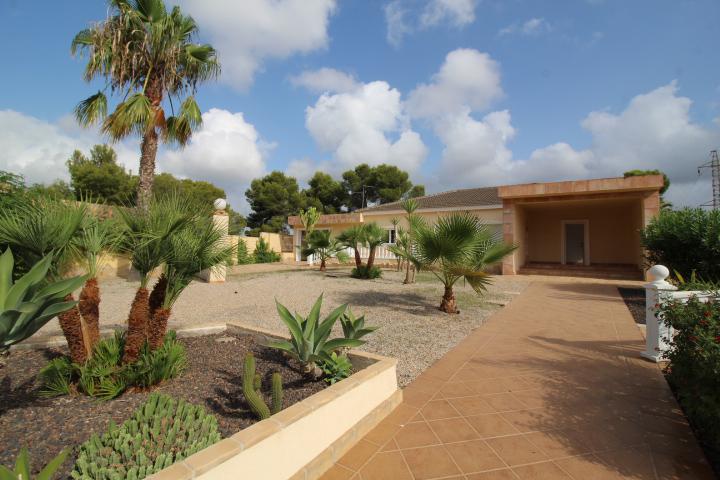 Gran chalet de una sola planta en Villamartín/ Oihuela Costa