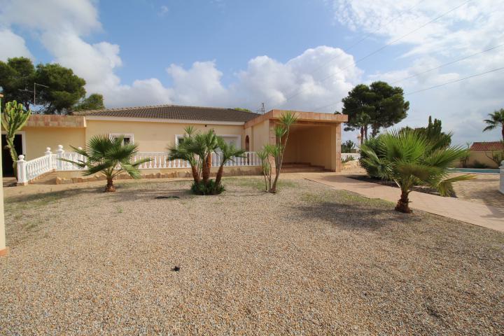 Gran chalet de una sola planta en Villamartín/ Oihuela Costa