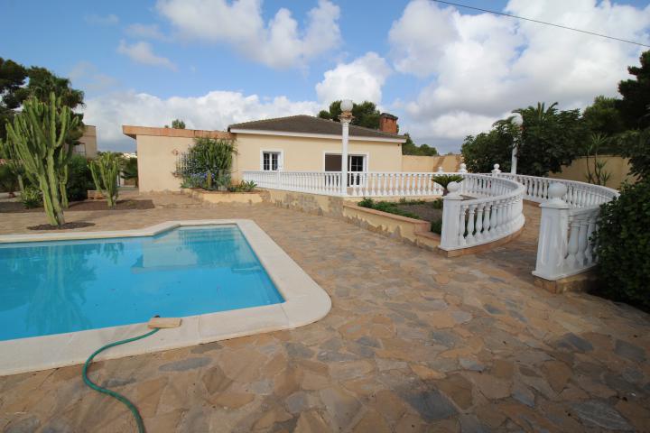 Gran chalet de una sola planta en Villamartín/ Oihuela Costa