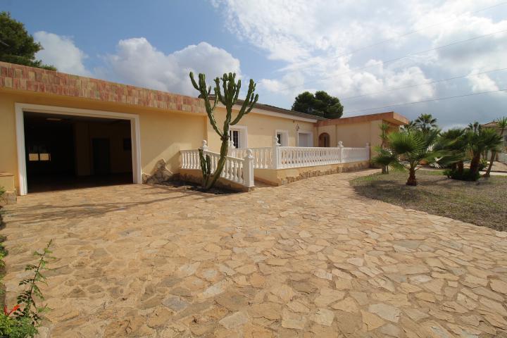 Gran chalet de una sola planta en Villamartín/ Oihuela Costa