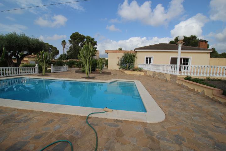 Gran chalet de una sola planta en Villamartín/ Oihuela Costa