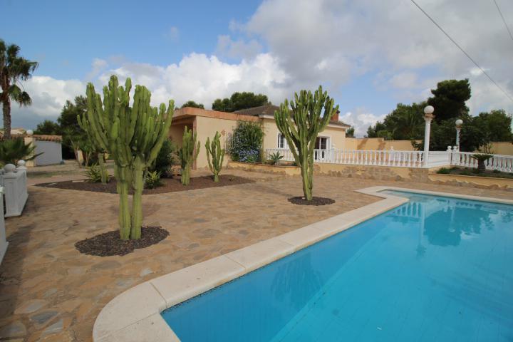 Gran chalet de una sola planta en Villamartín/ Oihuela Costa