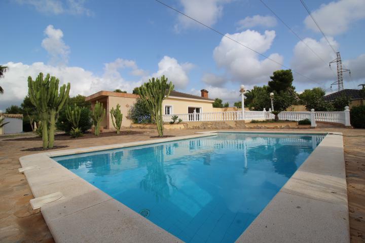 Gran chalet de una sola planta en Villamartín/ Oihuela Costa